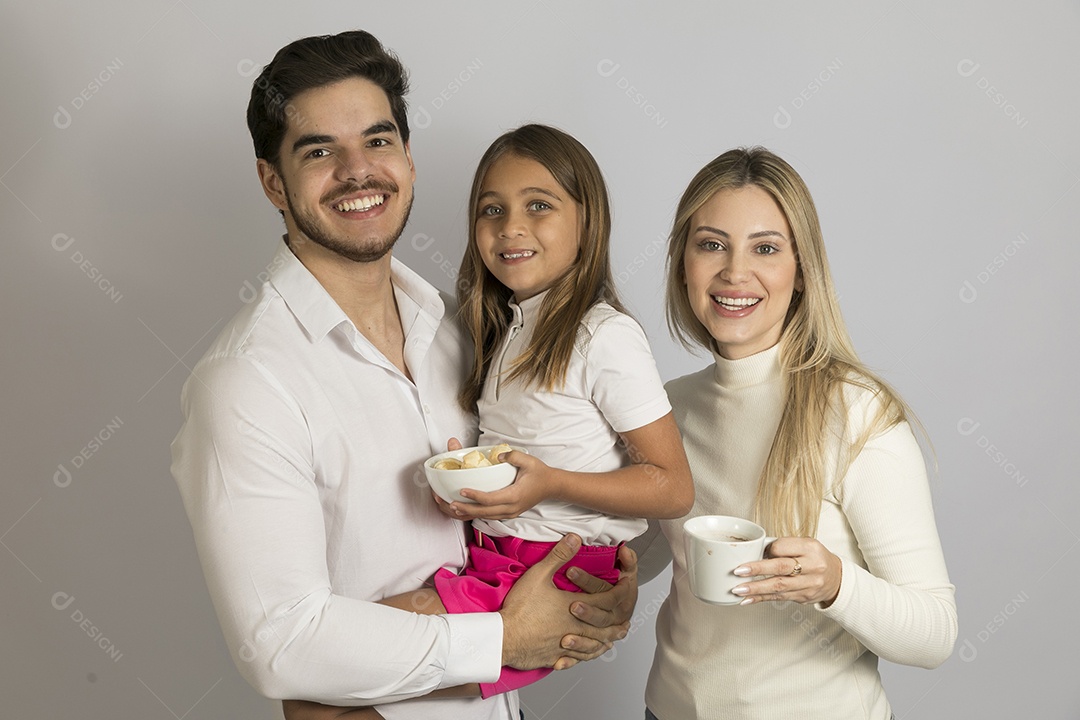 Pais jovens bonitos ao lado de sua linda filha