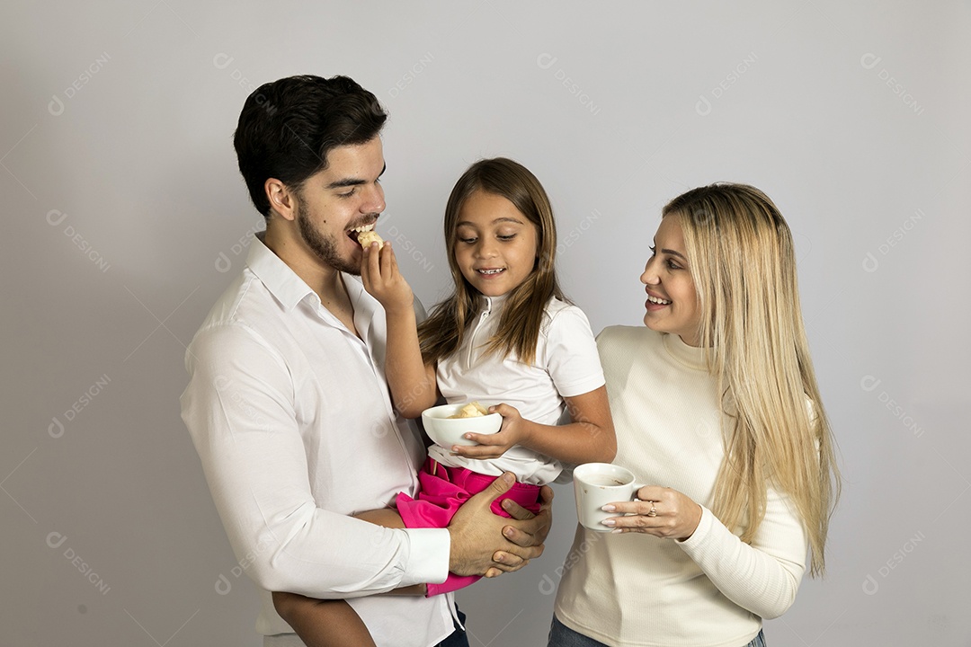 Pais jovens bonitos ao lado de sua linda filha