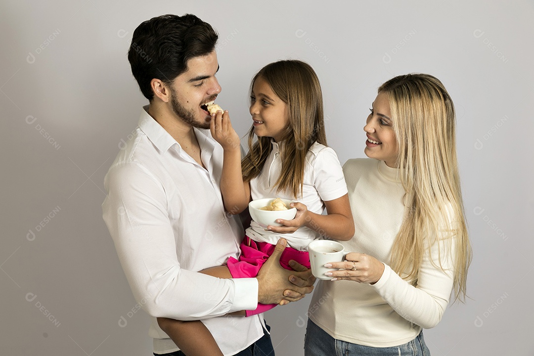 Pais jovens bonitos ao lado de sua linda filha