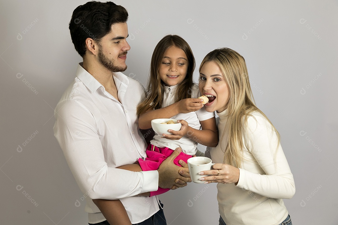 Pais jovens bonitos ao lado de sua linda filha
