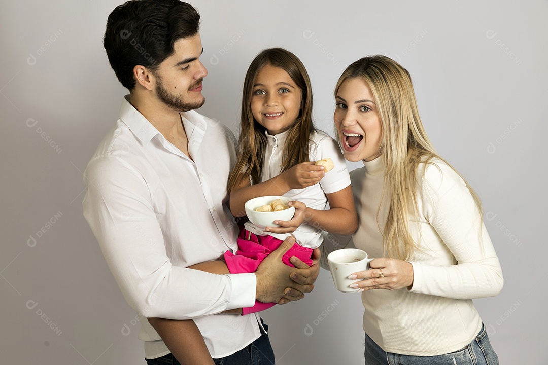 Pais jovens bonitos ao lado de sua linda filha