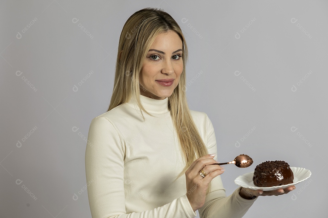 Mulher jovem bonita comendo bolo sobre fundo isolado branco