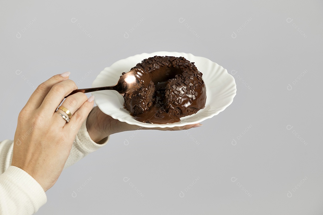 Mão de pessoa segurando prato de bolo fundo isolado branco