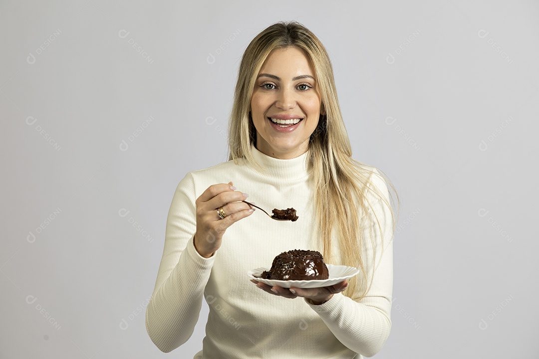 Mulher jovem bonita comendo bolo sobre fundo isolado branco