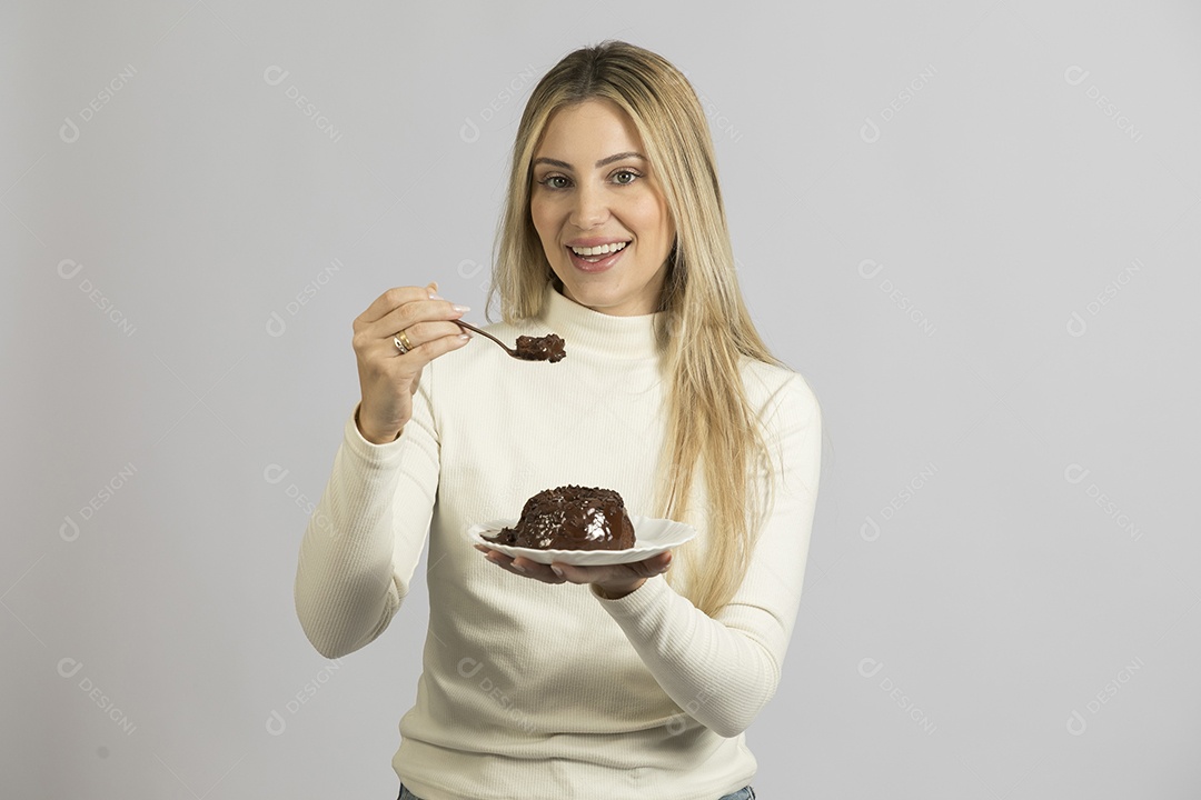 Mulher jovem bonita comendo bolo sobre fundo isolado branco