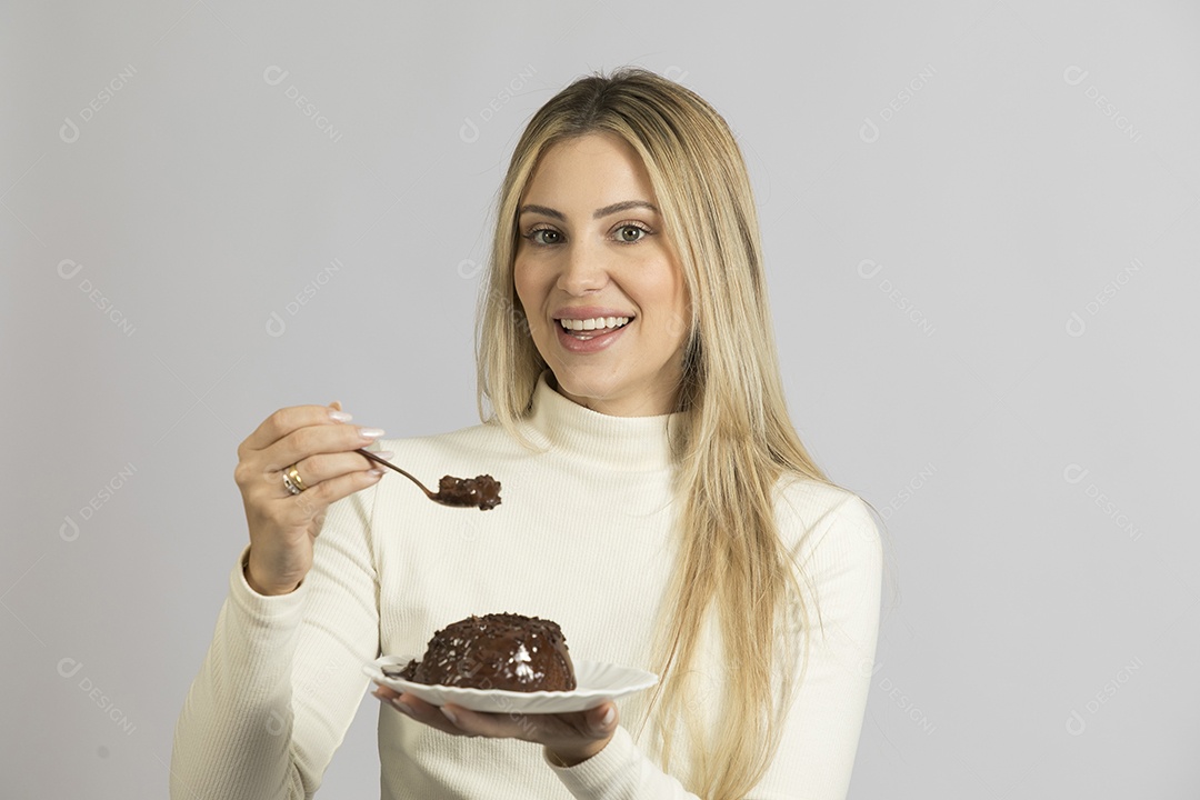 Mulher jovem bonita comendo bolo sobre fundo isolado branco