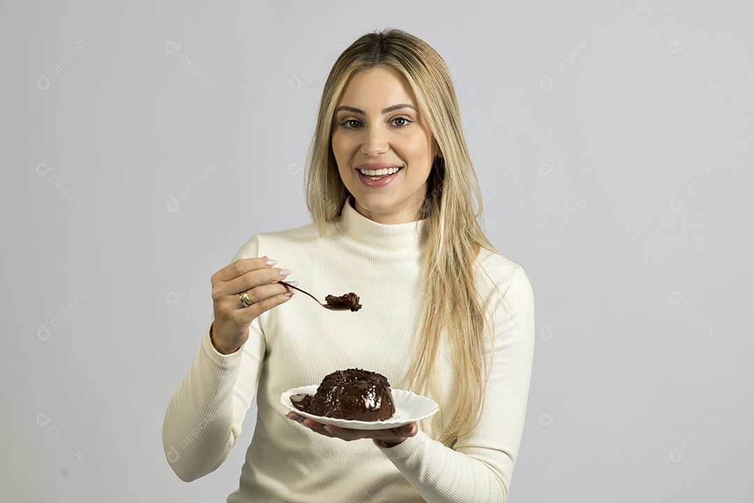 Mulher jovem bonita comendo bolo sobre fundo isolado branco