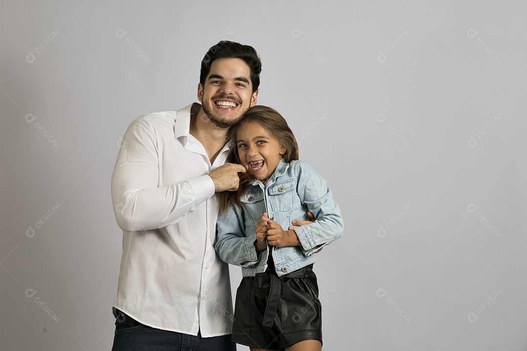 Pai jovem ao lado de sua linda filha