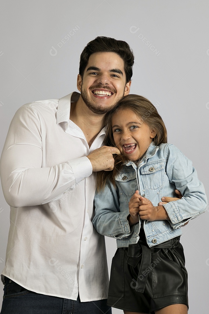 Pai jovem ao lado de sua linda filha