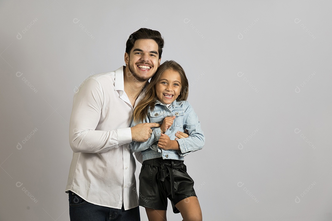 Pai jovem ao lado de sua linda filha