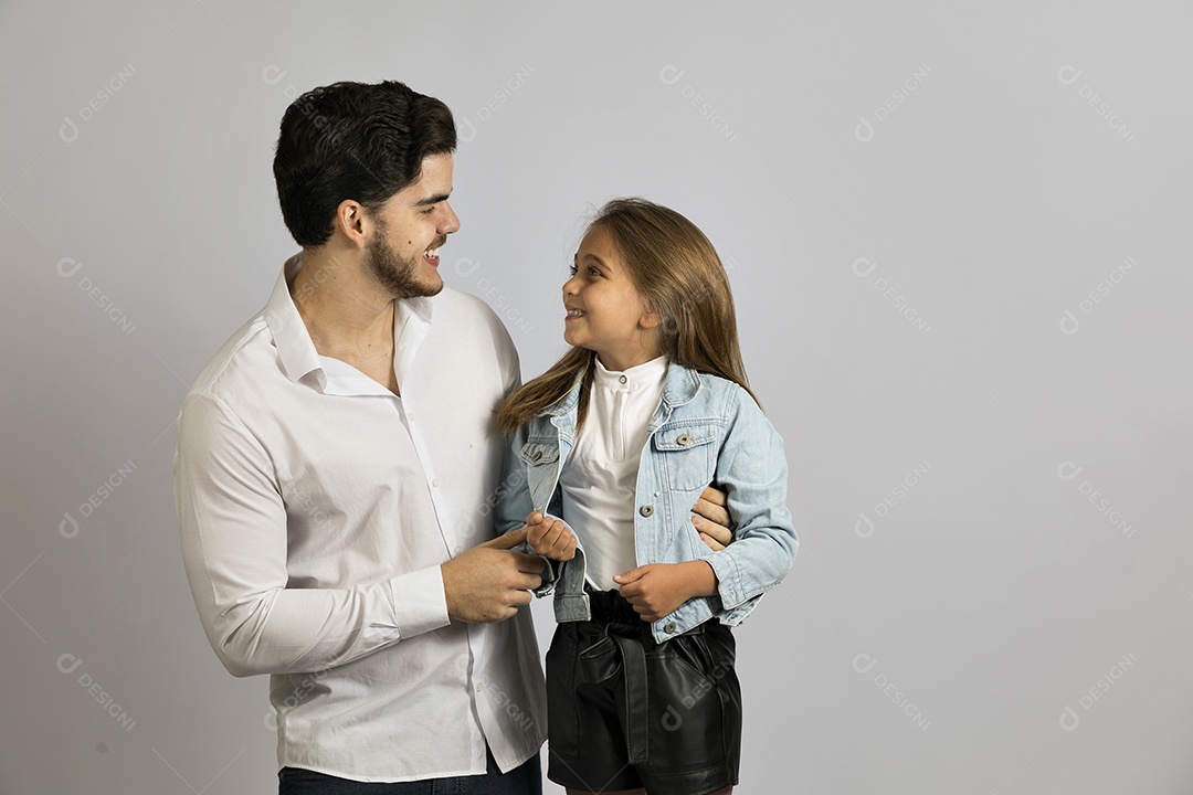 Pai jovem ao lado de sua linda filha