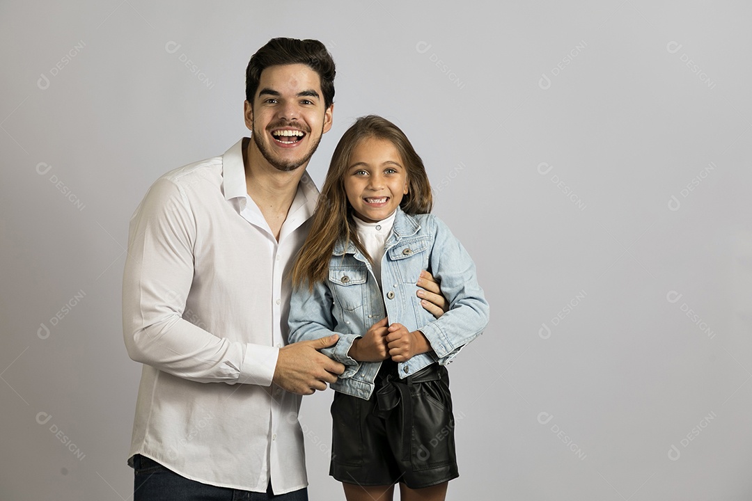 Pai jovem ao lado de sua linda filha