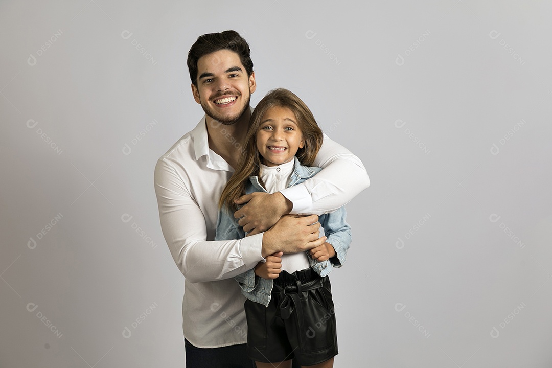 Pai jovem ao lado de sua linda filha