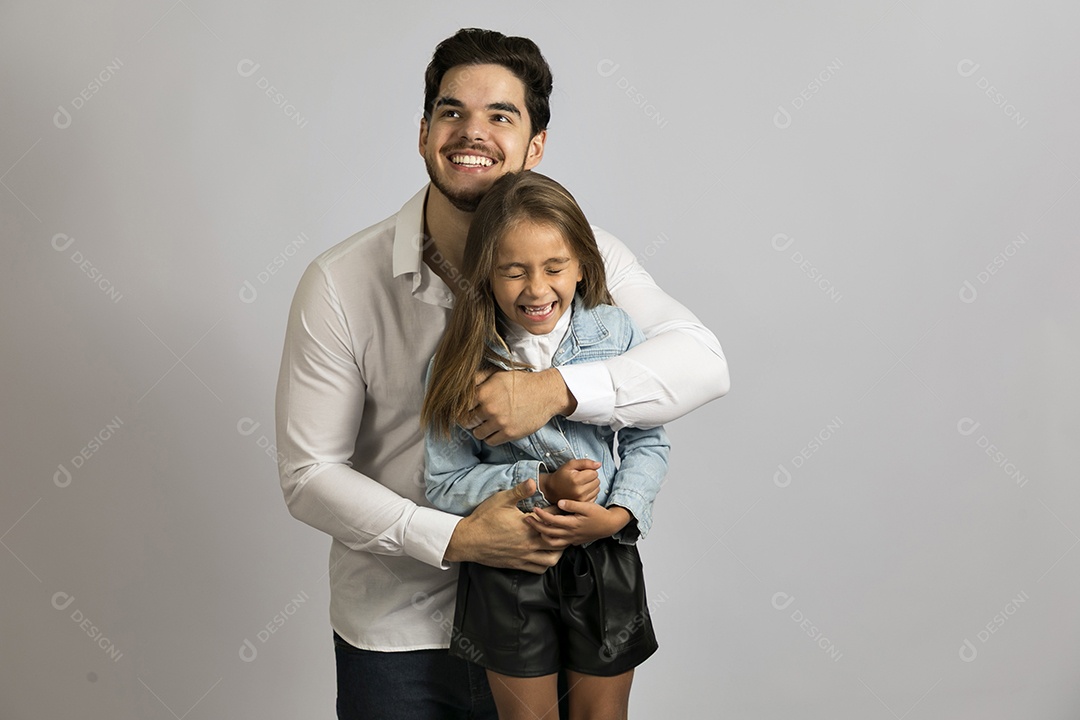 Pai jovem ao lado de sua linda filha