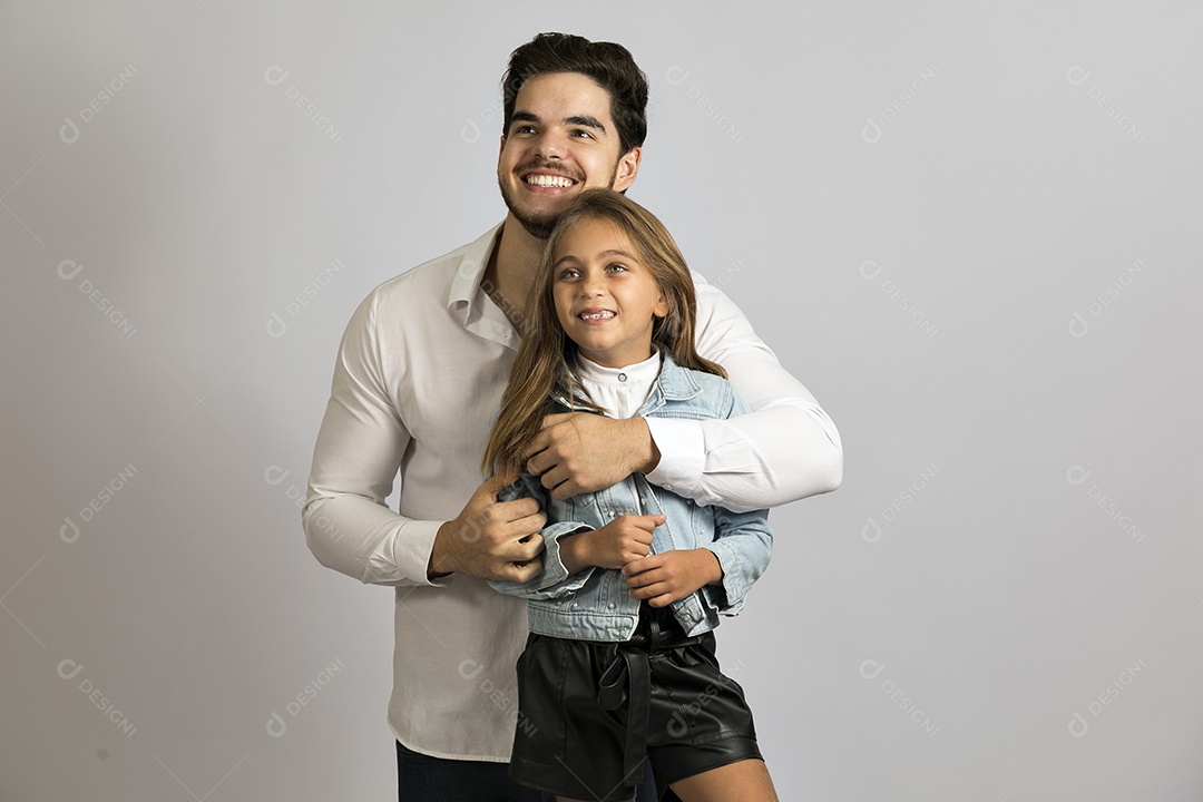 Pai jovem ao lado de sua linda filha