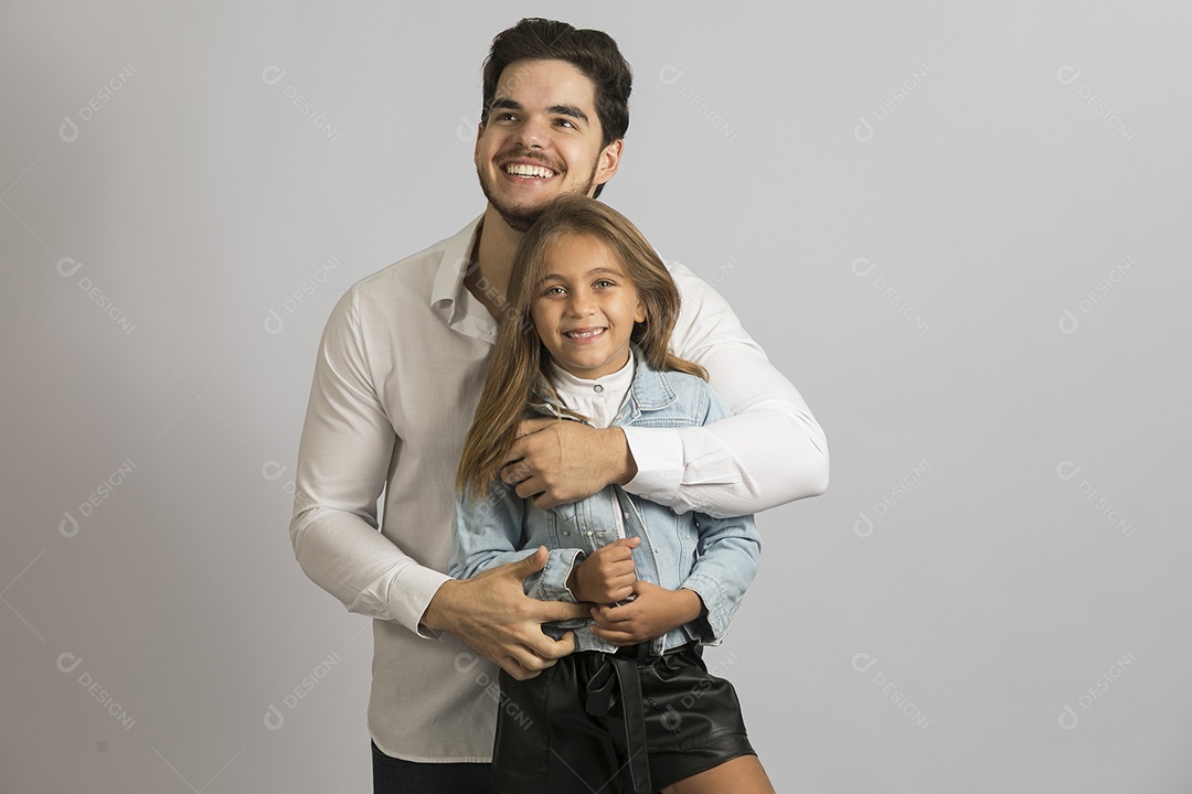 Pai jovem ao lado de sua linda filha