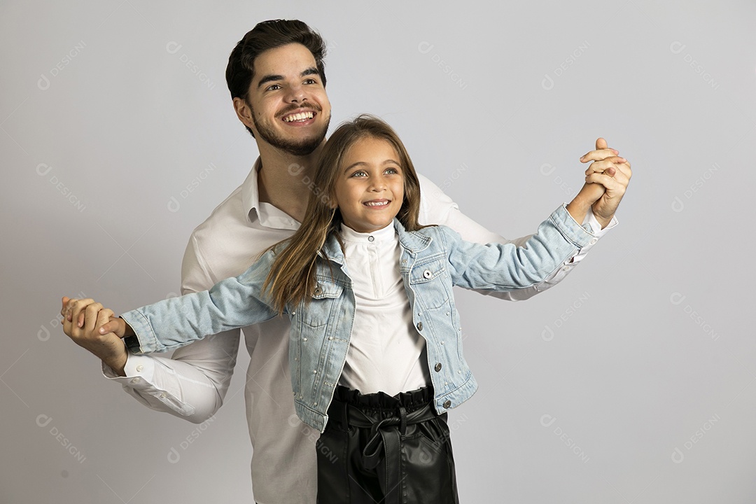 Pai jovem ao lado de sua linda filha