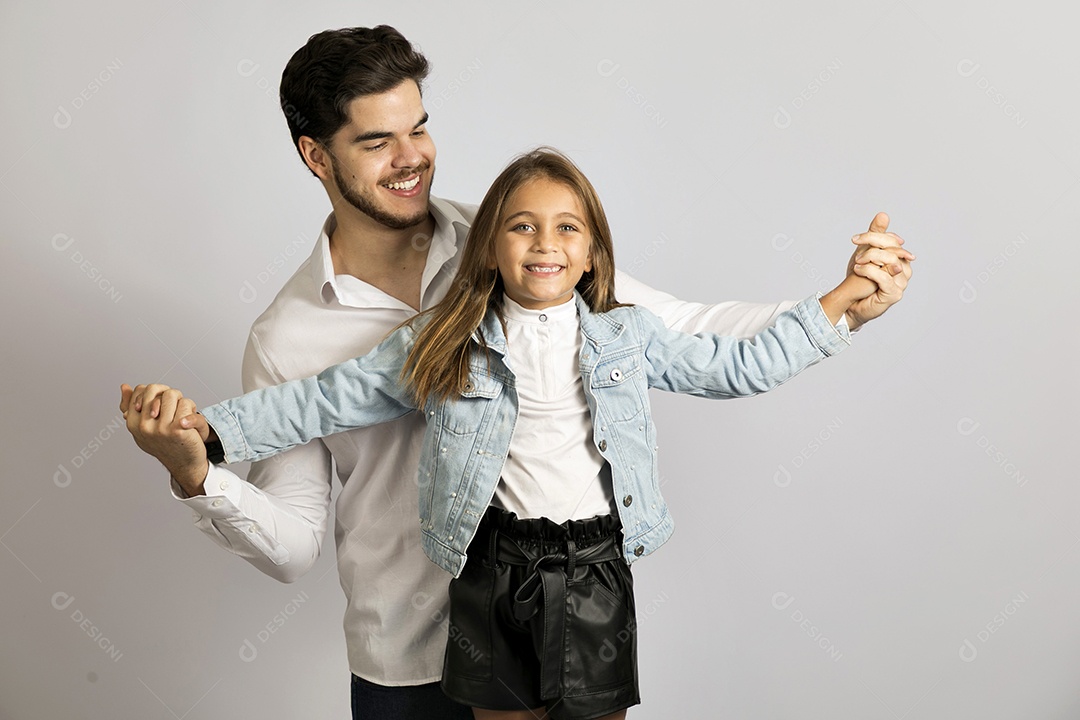 Pai jovem ao lado de sua linda filha