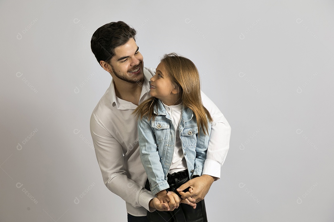 Pai jovem ao lado de sua linda filha