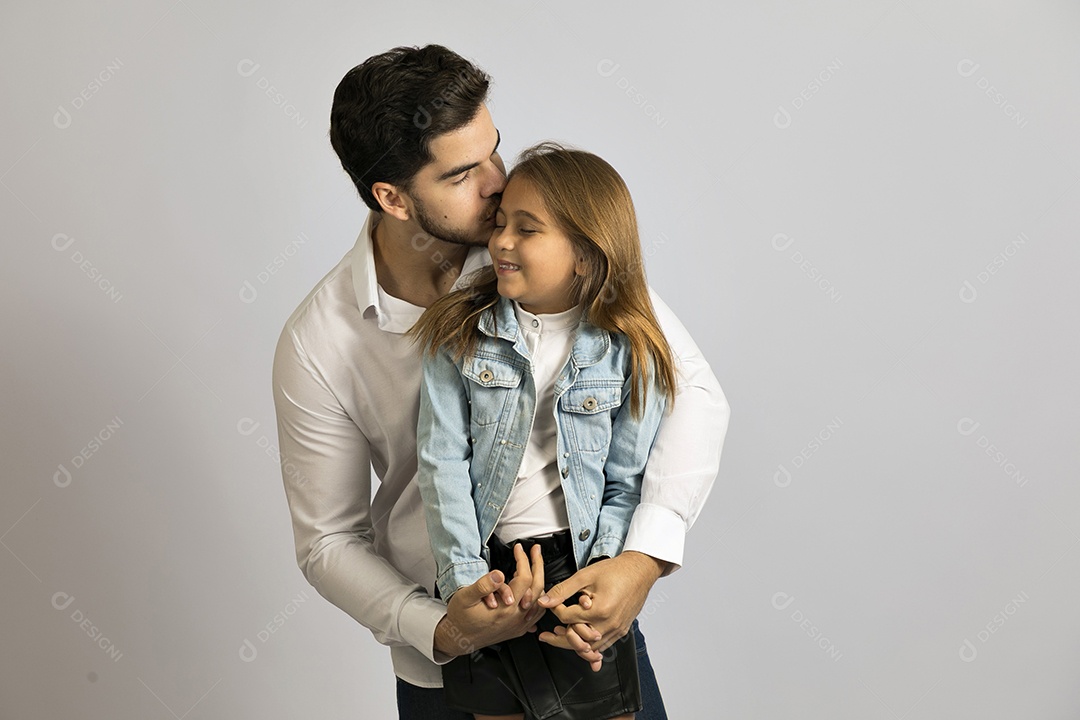 Pai jovem ao lado de sua linda filha