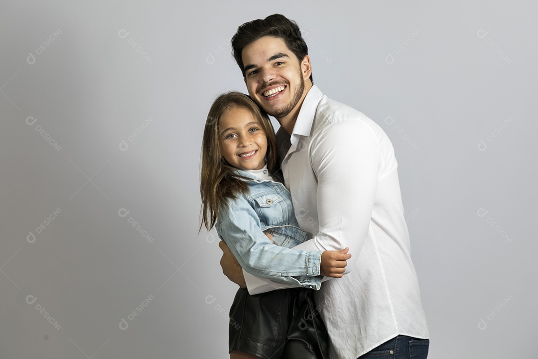 Pai jovem ao lado de sua linda filha