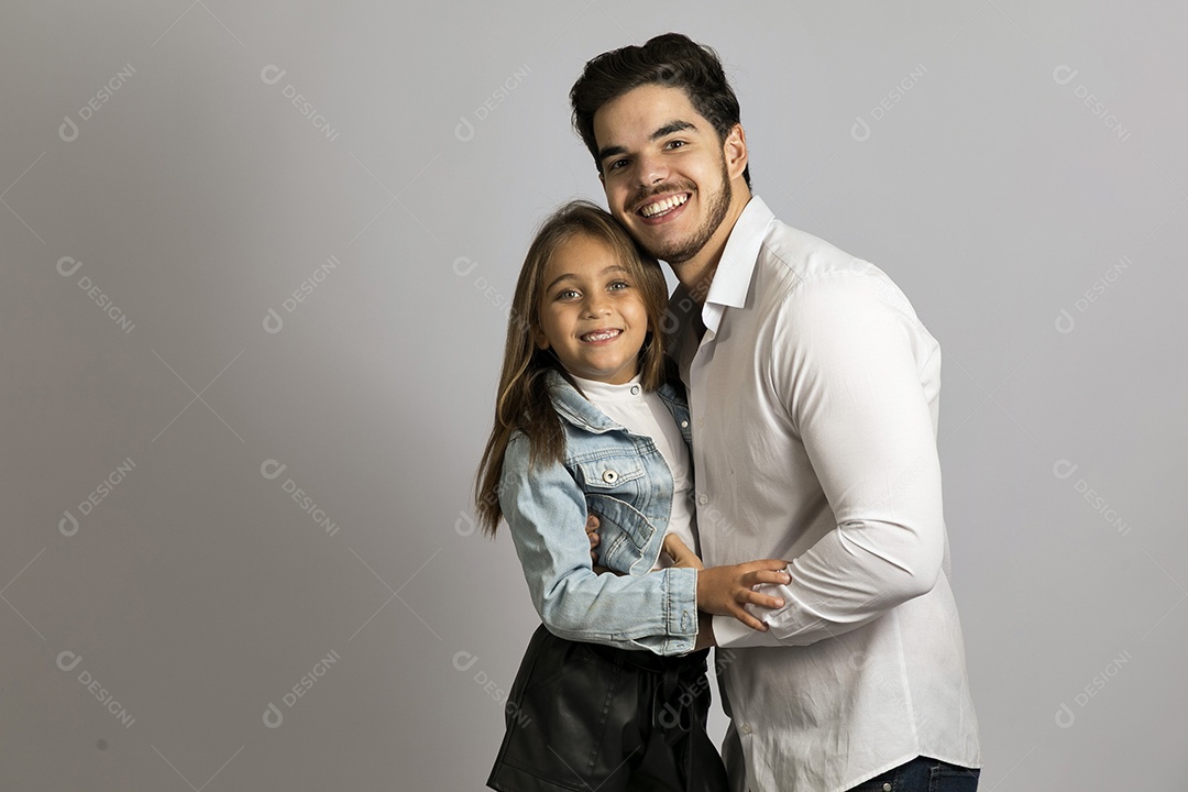 Pai jovem ao lado de sua linda filha