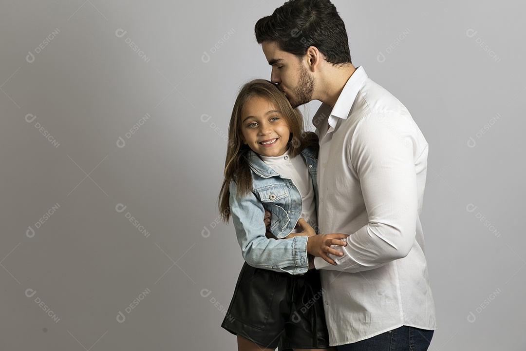 Pai jovem ao lado de sua linda filha