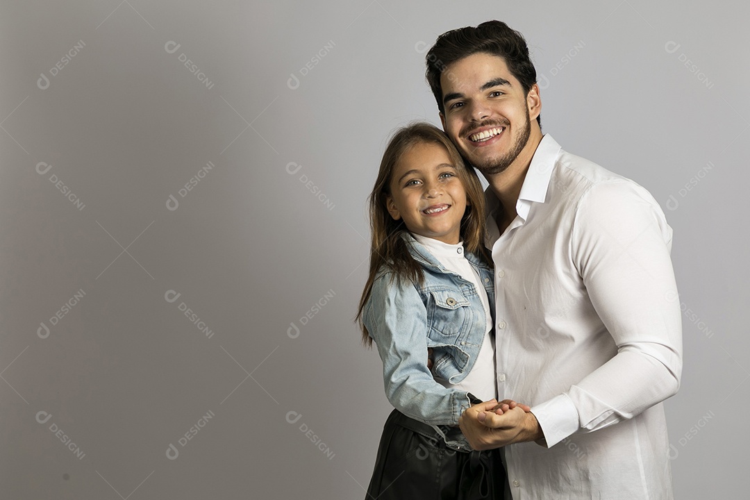 Pai jovem ao lado de sua linda filha