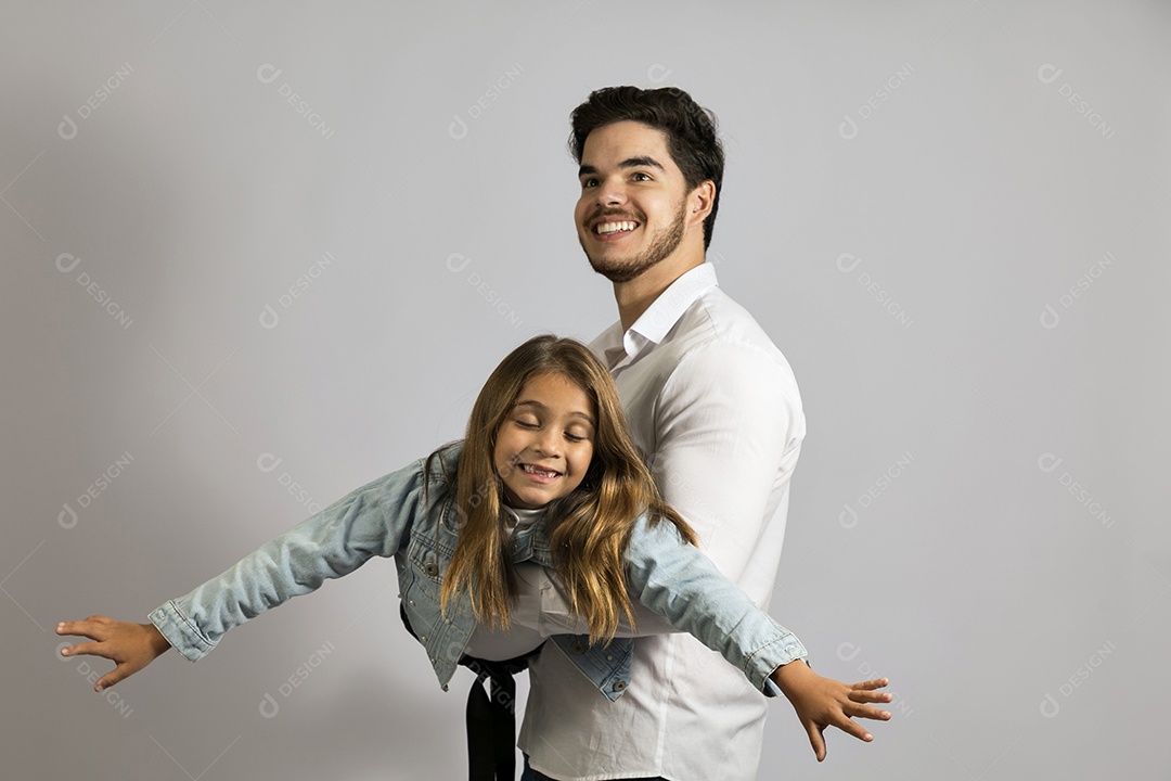 Pai jovem ao lado de sua linda filha