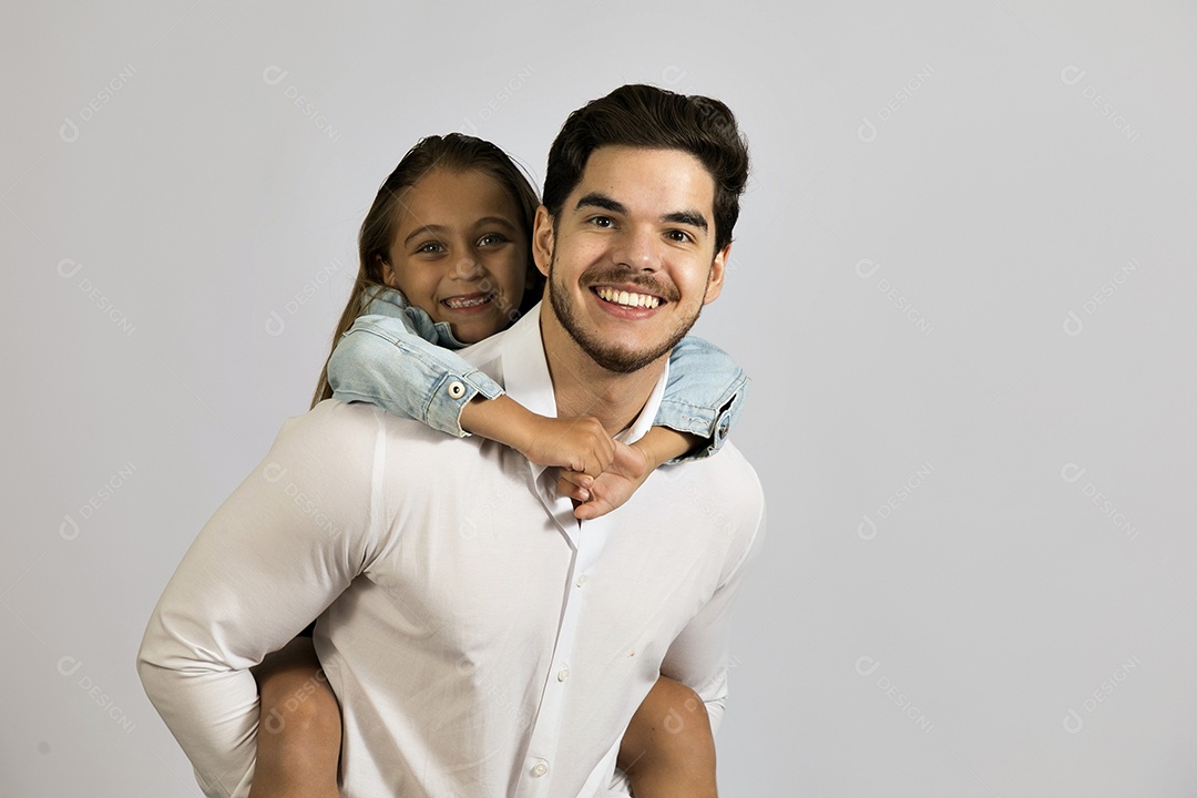 Pai jovem ao lado de sua linda filha