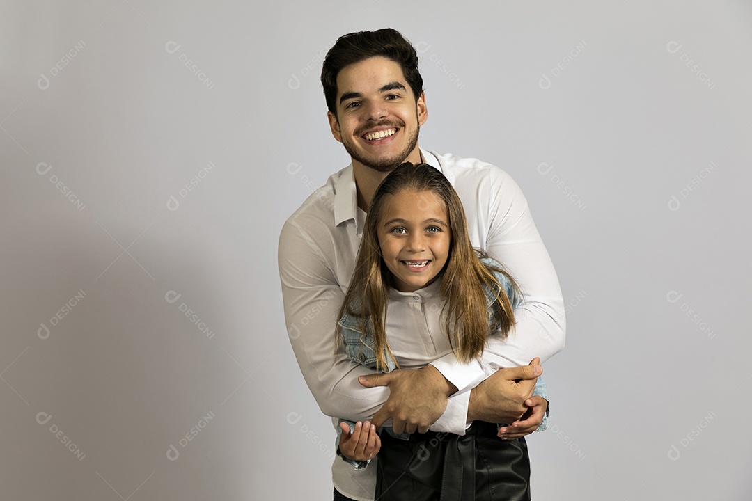 Pai jovem ao lado de sua linda filha