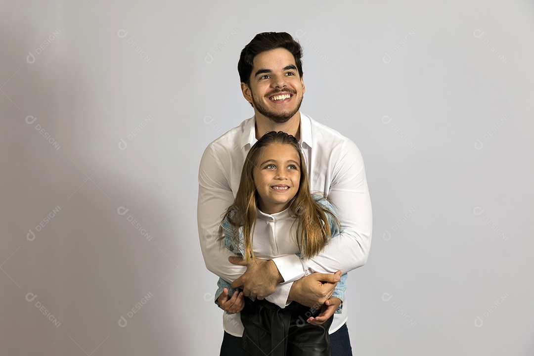 Pai jovem ao lado de sua linda filha