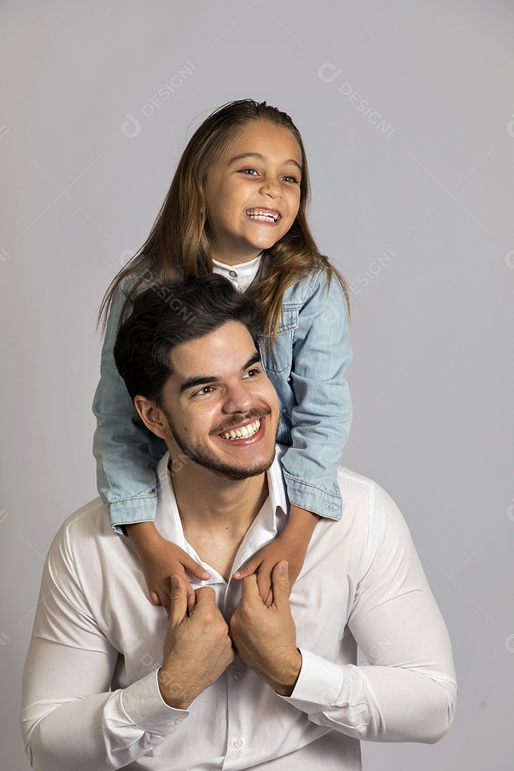 Pai jovem ao lado de sua linda filha