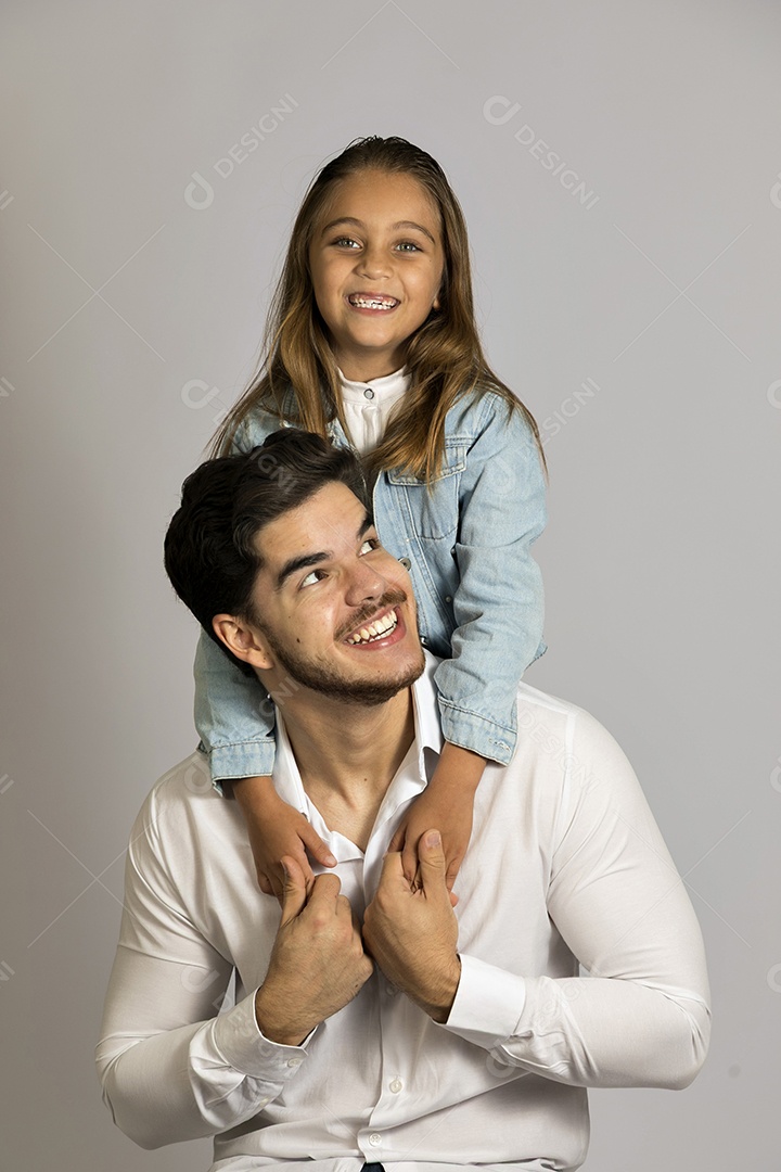 Pai jovem ao lado de sua linda filha