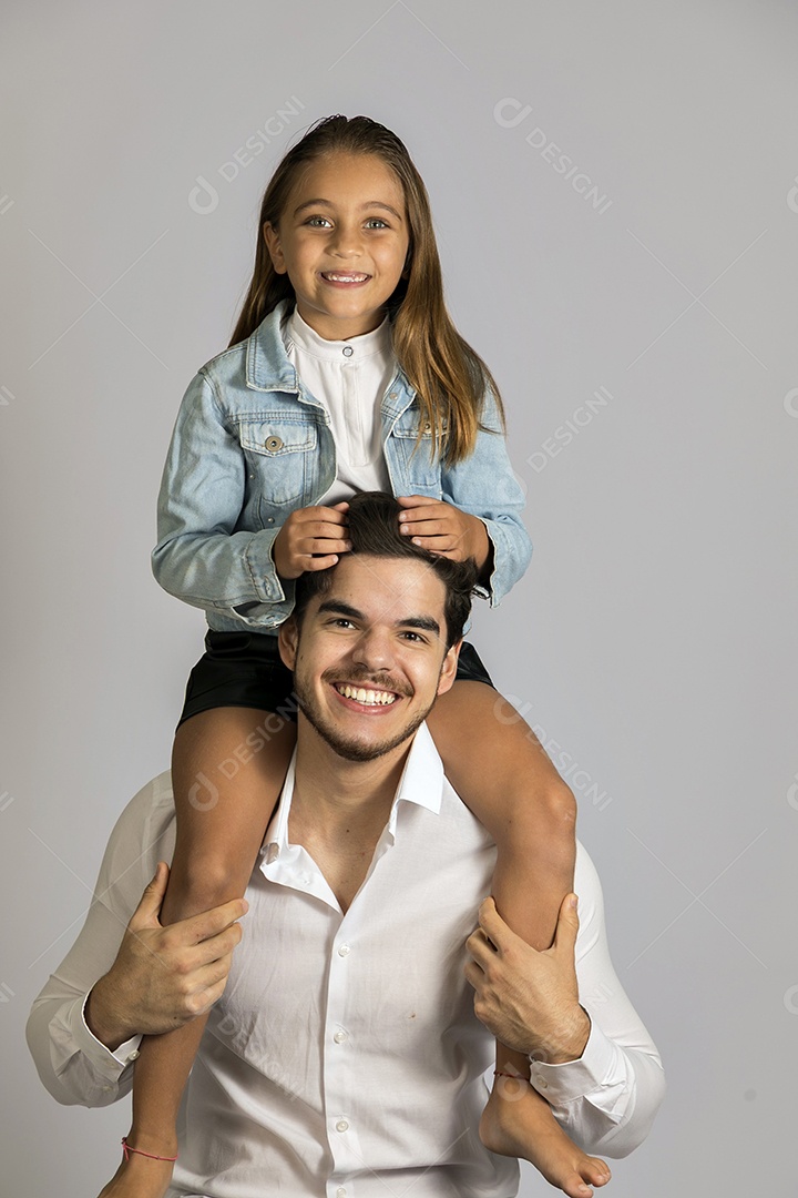 Pai jovem ao lado de sua linda filha