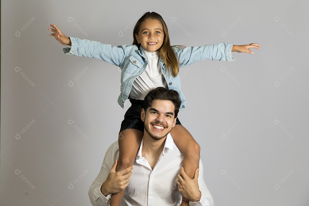 Pai jovem ao lado de sua linda filha