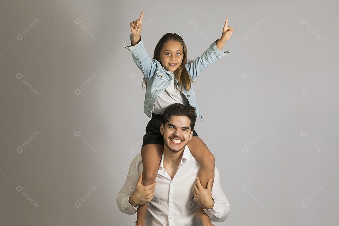 Pai jovem ao lado de sua linda filha