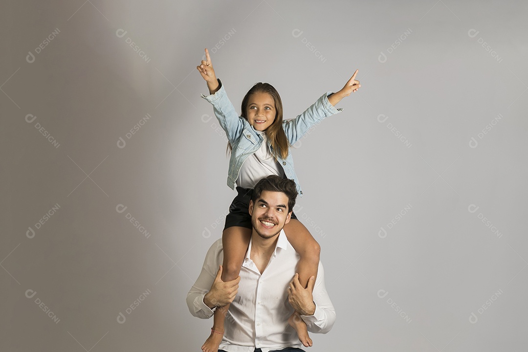 Pai jovem ao lado de sua linda filha