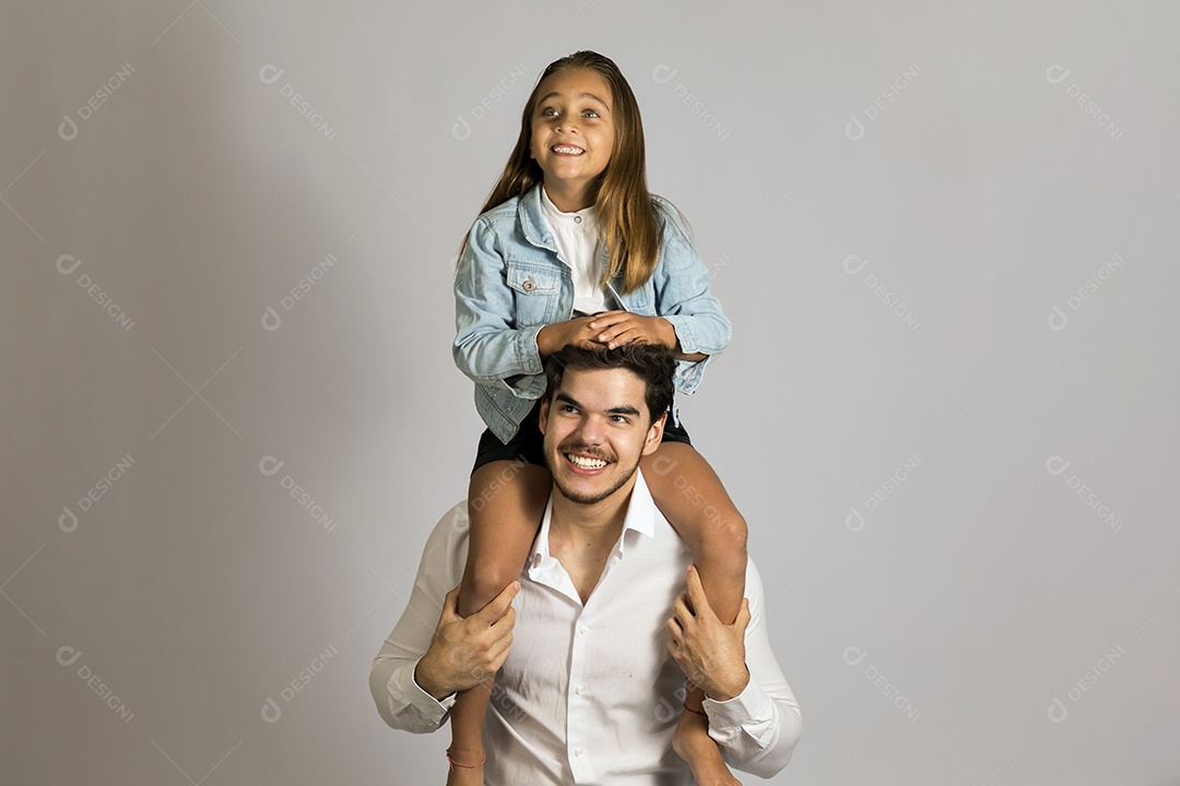 Pai jovem ao lado de sua linda filha