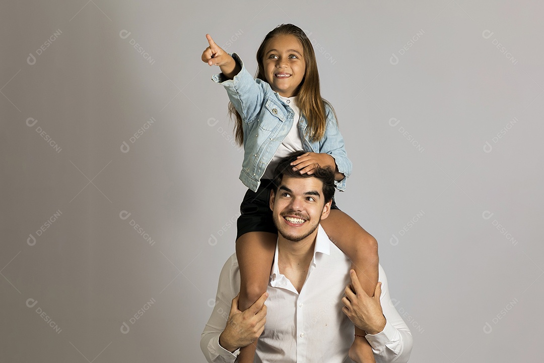 Pai jovem ao lado de sua linda filha