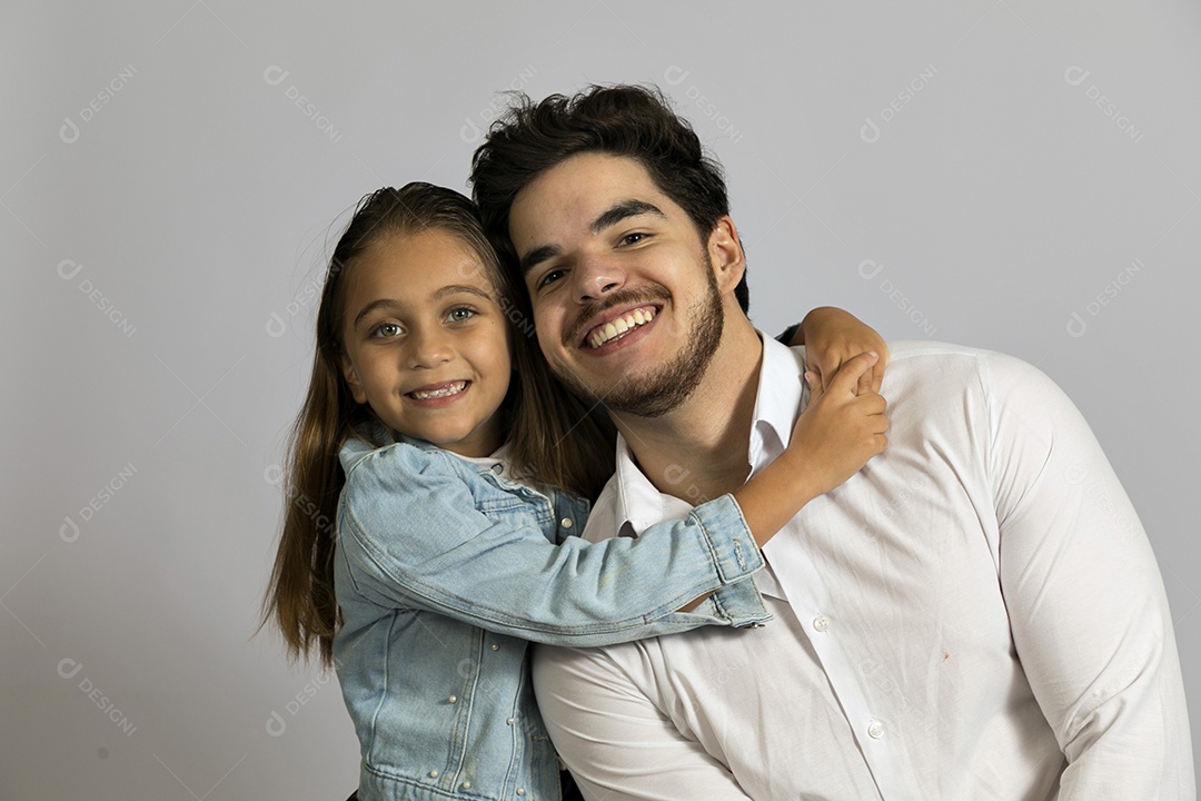 Pai jovem ao lado de sua linda filha