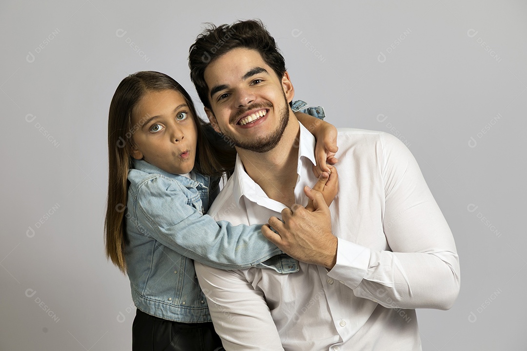 Pai jovem ao lado de sua linda filha