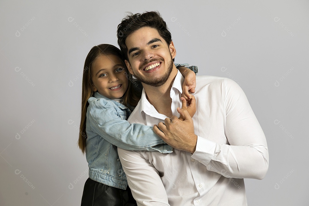Pai jovem ao lado de sua linda filha