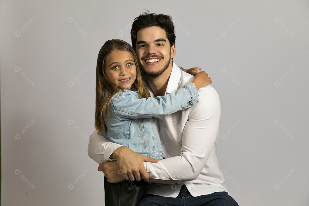 Pai jovem ao lado de sua linda filha