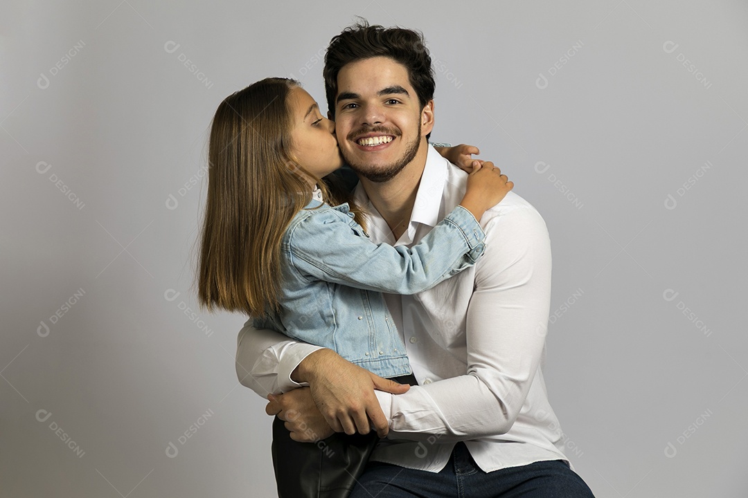 Pai jovem ao lado de sua linda filha