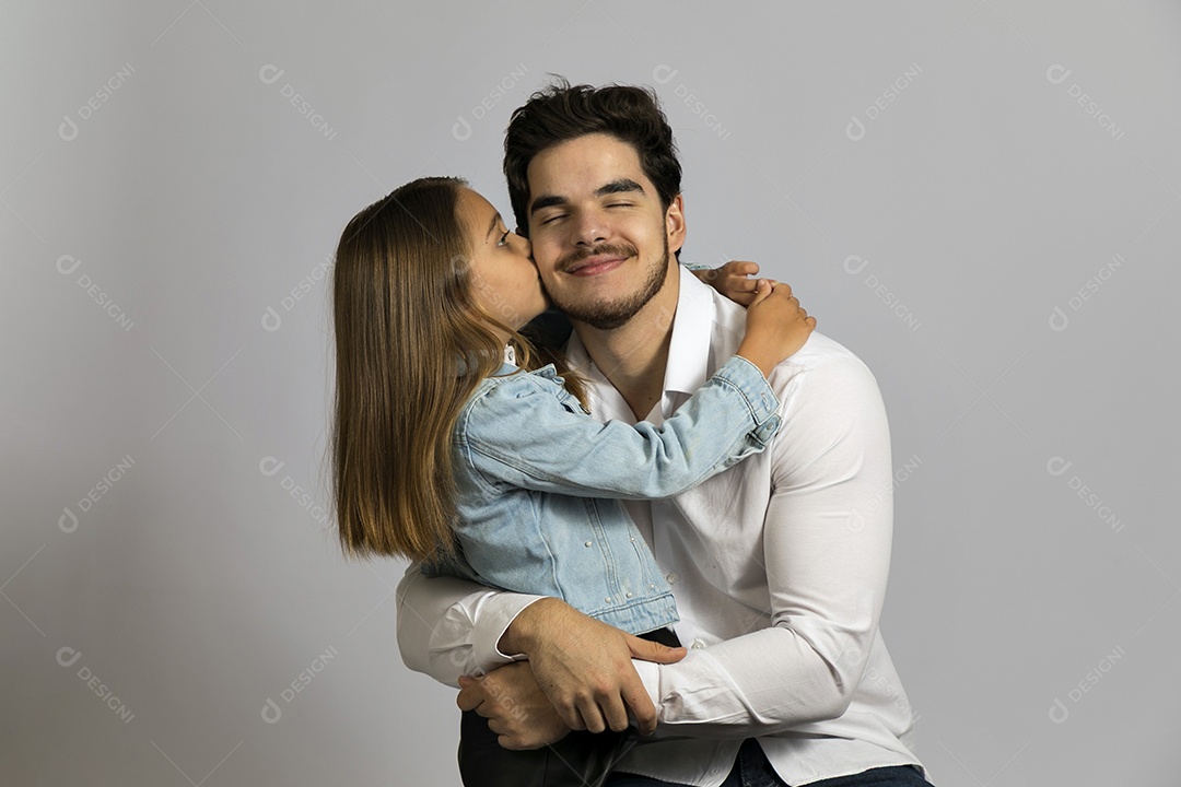 Pai jovem ao lado de sua linda filha