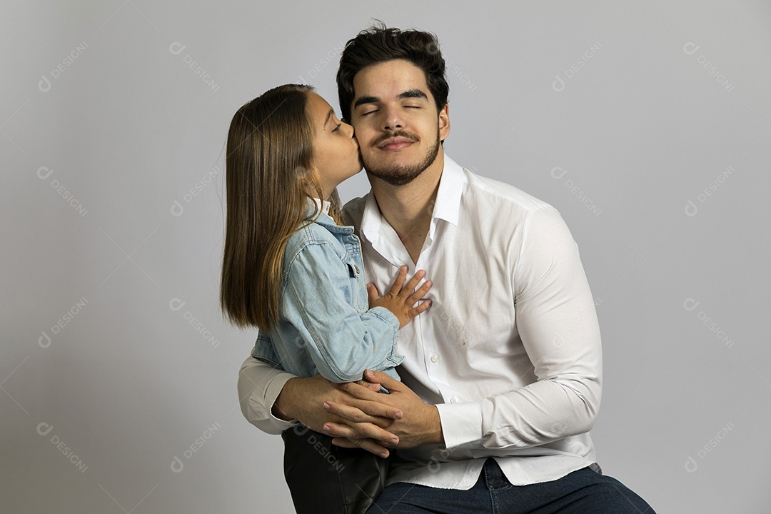 Pai jovem ao lado de sua linda filha