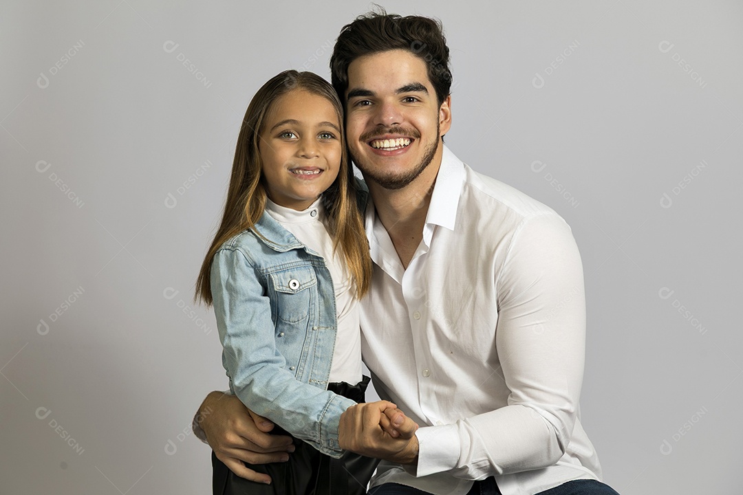 Pai jovem ao lado de sua linda filha