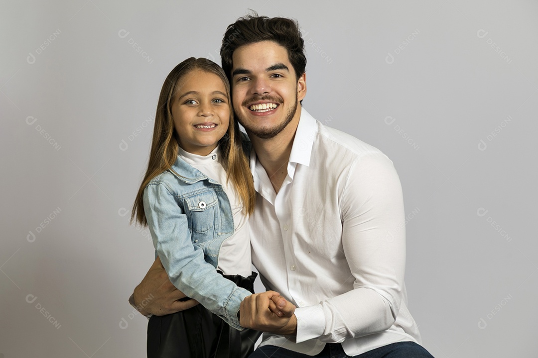 Pai jovem ao lado de sua linda filha