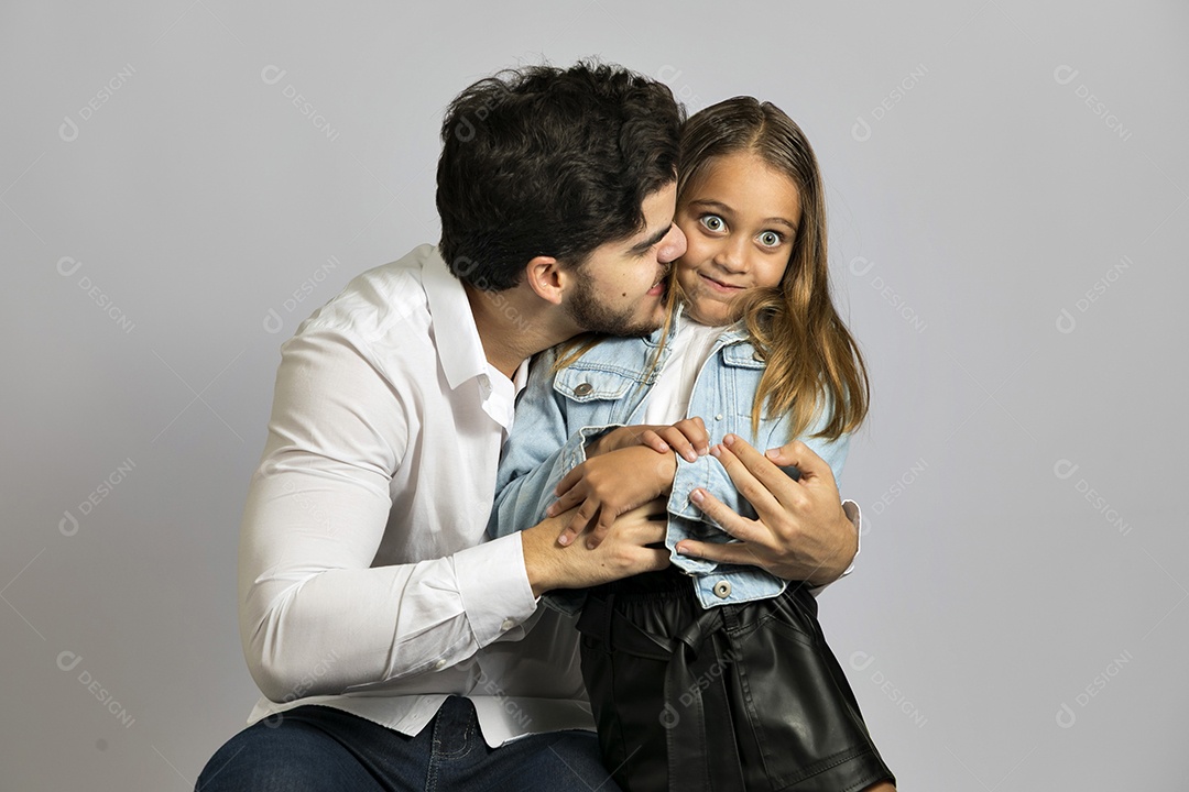 Pai jovem ao lado de sua linda filha